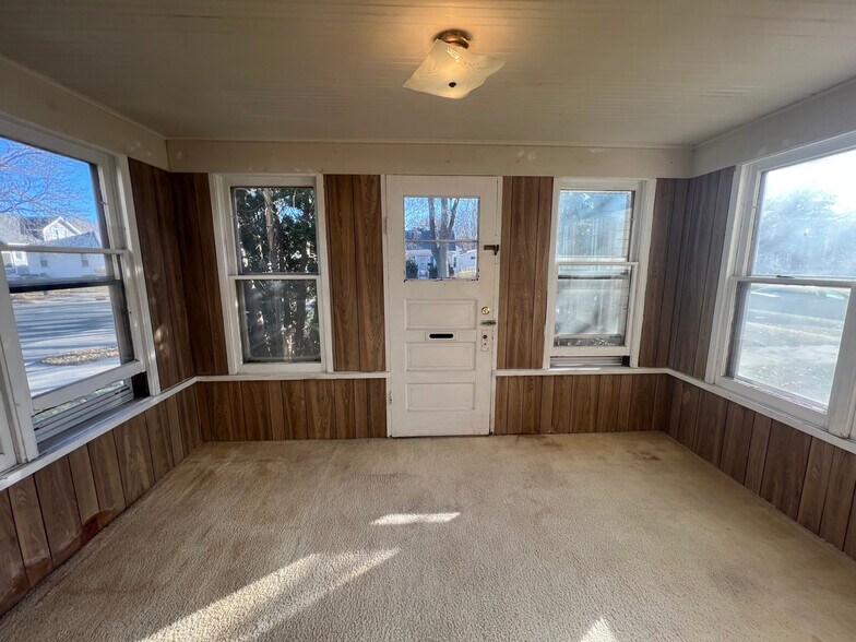 Building Photo - 2041 Charles St