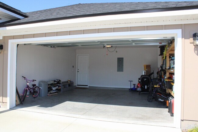 Building Photo - 1964 Catbird Trl