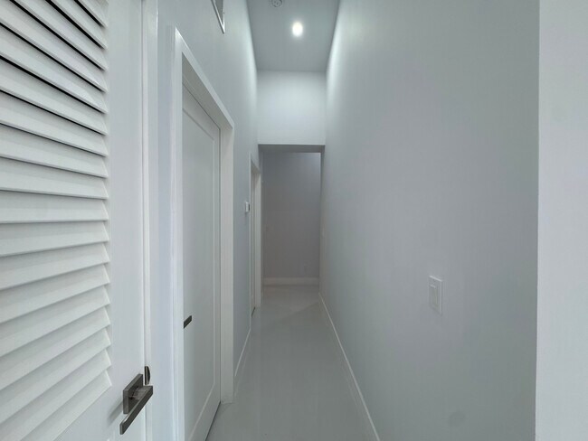 Building Photo - 1882 Coral Point Dr