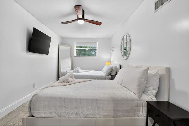 Building Photo - 6660 Custer St