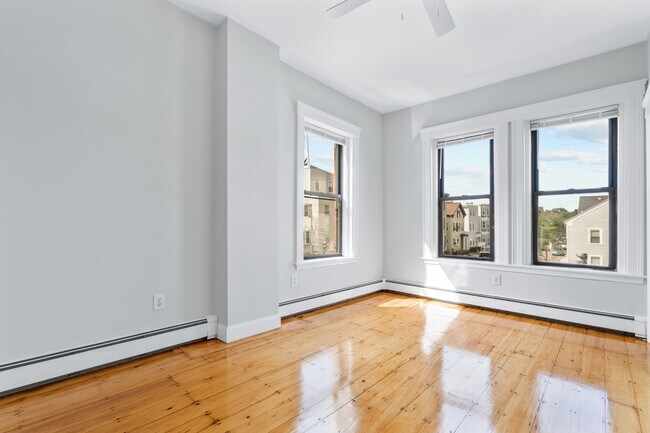 Building Photo - 106 L St