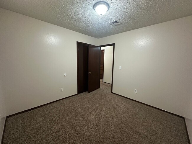 Building Photo - 3 Bed 1.5 Bath 2 Car Garage
