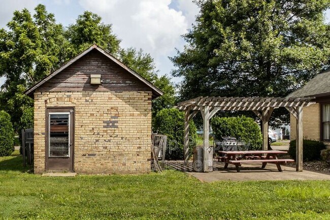 Building Photo - 200 S Wooster Ave