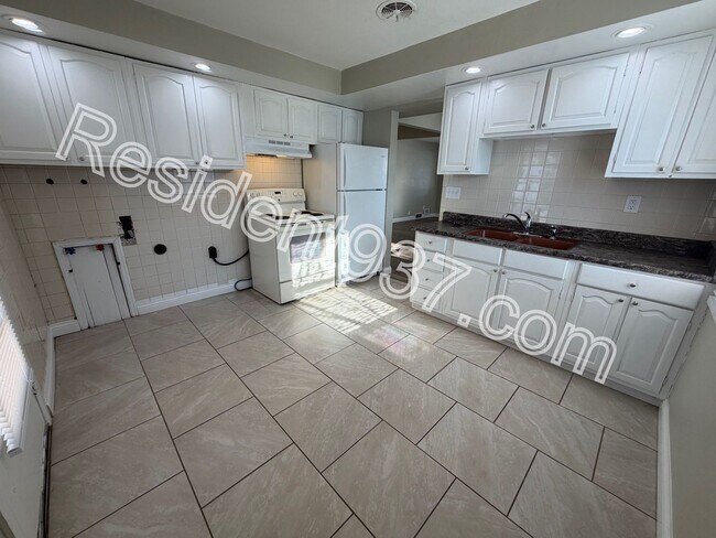 Building Photo - 2 Bed 1 bath with 500 SQ FT DETACHED GARAGE/WORKSHOP