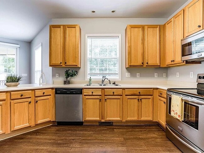 Building Photo - Stunning 3BD, 2.5BA Raleigh Home in the Prestigious Eagle Ridge Golf Community with Premier Ameni...