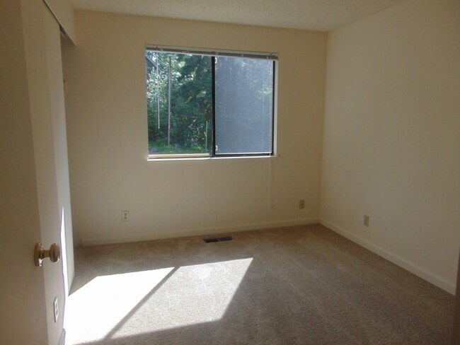 Building Photo - Great 4BR 2.5BA Split Entry Home in Quiet Forest Park Neighborhood