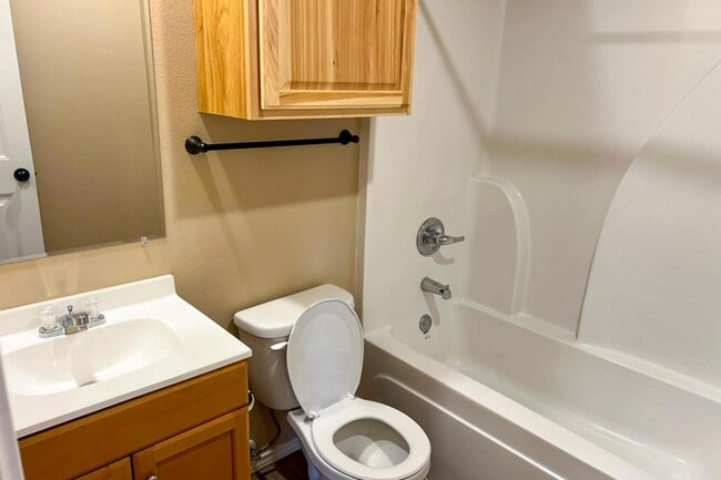 Building Photo - 1301 E 16th St