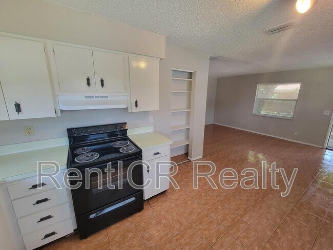 Building Photo - 3135 Pine Tree Ave