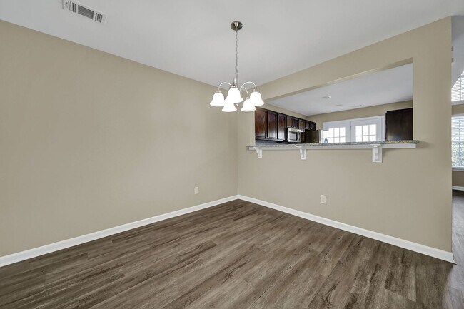 Building Photo - Lovely Two Bedroom Townhome With Bonus and...