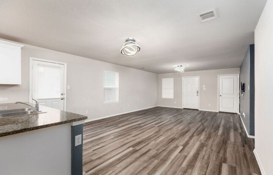 Building Photo - 5910 Lady Ln