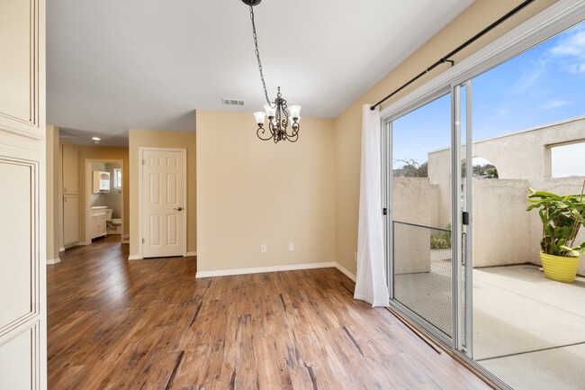 Building Photo - 885 Peregrine Ln