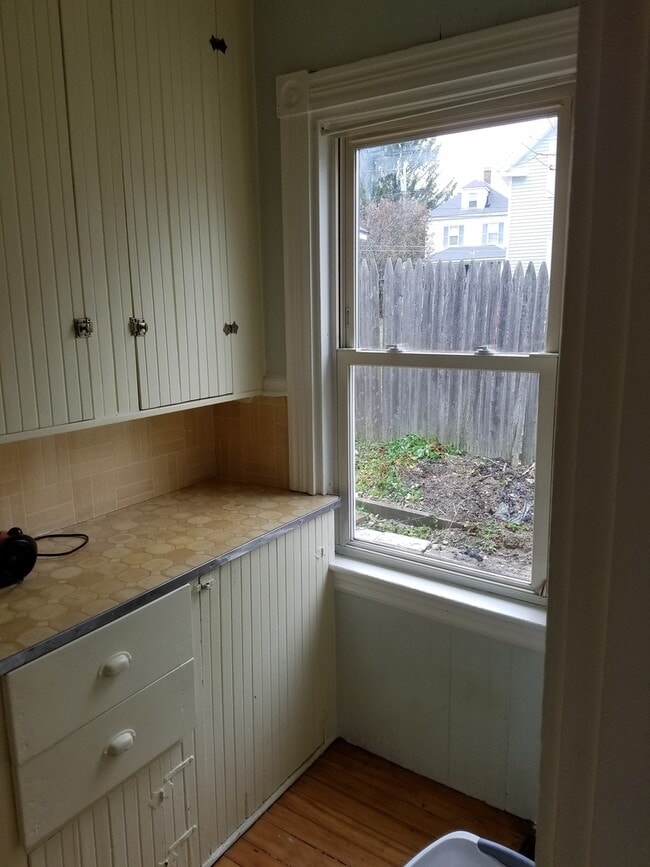 Building Photo - 3 bed 1 bath house with large deck, butler...
