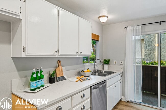 Building Photo - Beautifully Updated 2 Bed/2 Bath in Guard-...