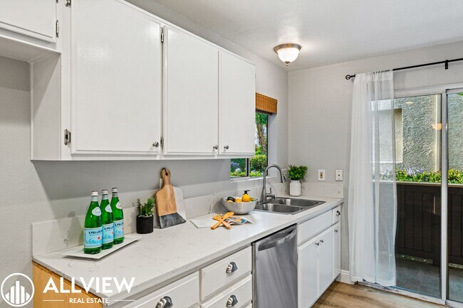 Building Photo - Beautifully Updated 2 Bed/2 Bath in Guard-Gated Ritz Pointe Community!