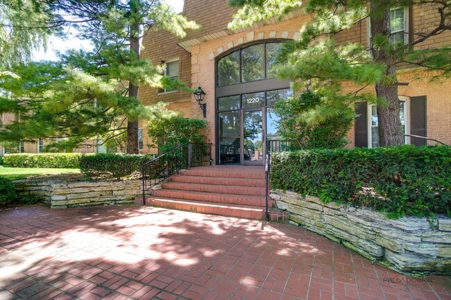 Building Photo - 1220 Park Ave W