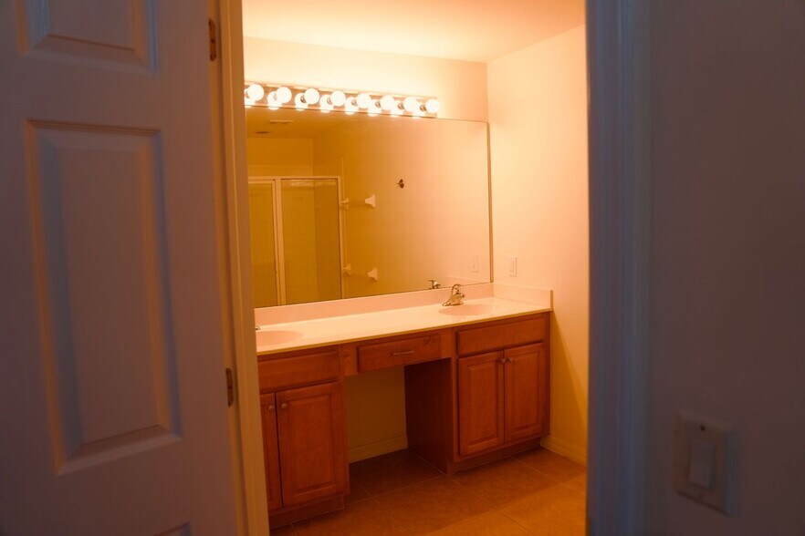 Building Photo - 1260 Oxford Ln