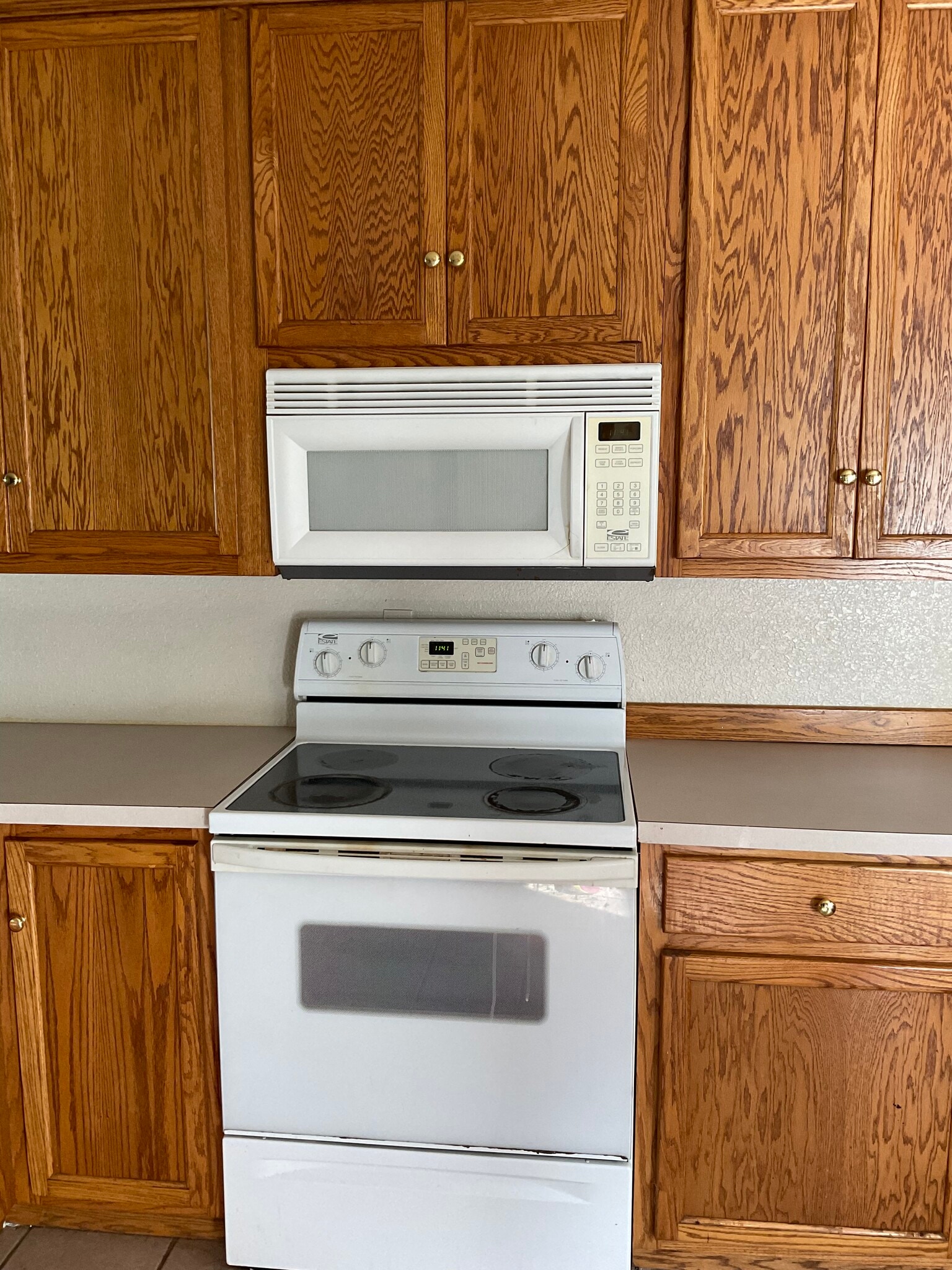 Range/Microwave - 305 Church St