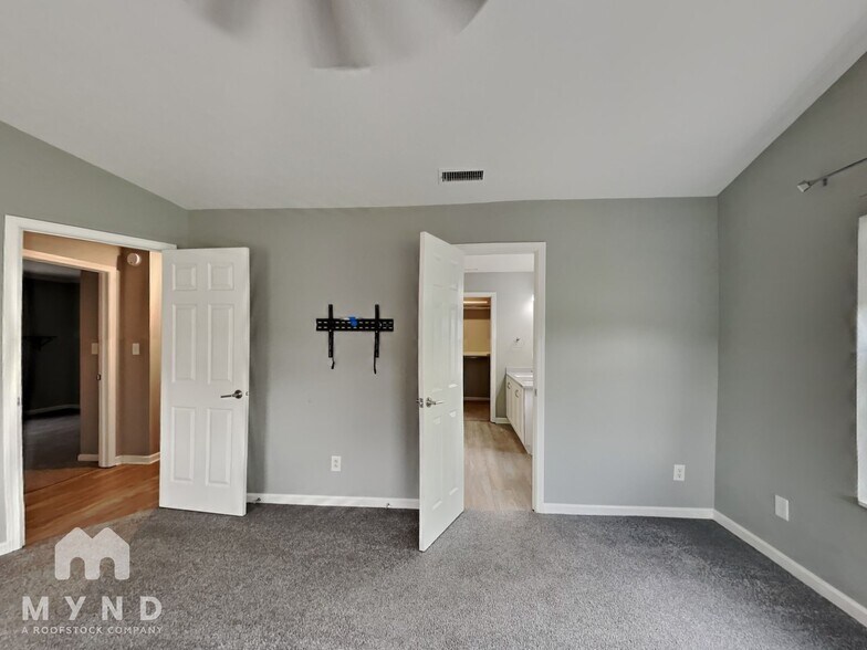 Building Photo - 6410 Hollingsworth Dr