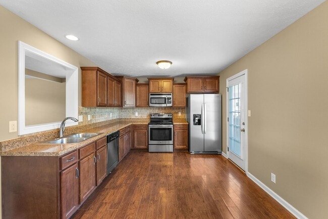 Building Photo - Large, Nice home close to Fort Campbell and Shopping