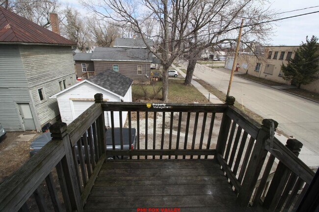 Building Photo - Large refurbished 3 Bedroom Upper