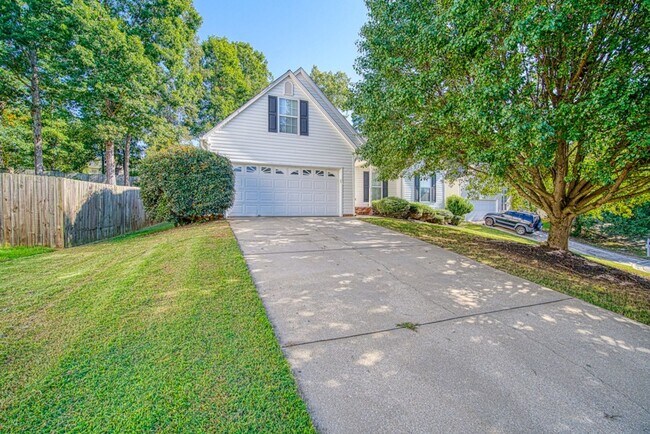 Building Photo - Spacious 4 BR, 2 BA Home On Quiet Cul de Sac, Private Fenced Backyard, Community Pool