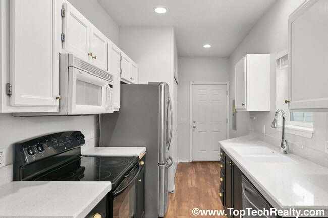 Building Photo - Charming 3 BD 2 BA Townhome Located in Hillsboro's Briarcreek Community | Recently Updated! | Mai...