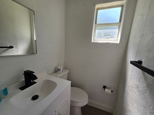 Building Photo - Updated 3 bedroom, 2 bath home