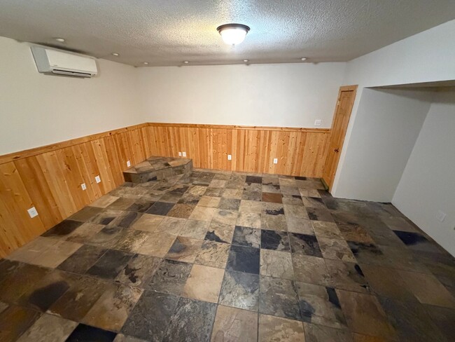 Building Photo - Spacious 3 Bed 2 Bath Springfield Home With Bonus Room and Extra Storage