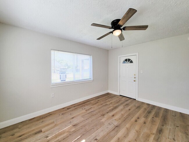 Building Photo - 711 Ave A Ave