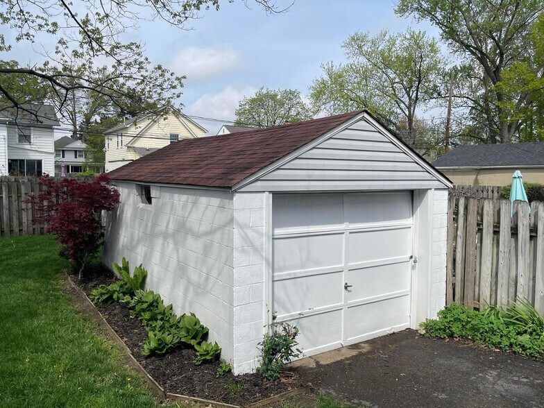 Detached Garage - 341 S Roys Ave