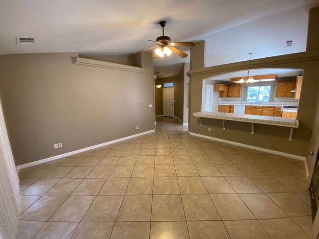 Building Photo - Cozy NW Visalia Home Rent Ready!
