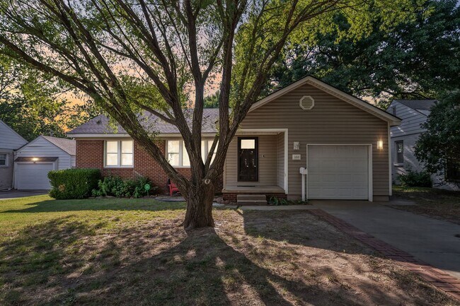 Building Photo - Adorable Home in the Heart of Midtown!