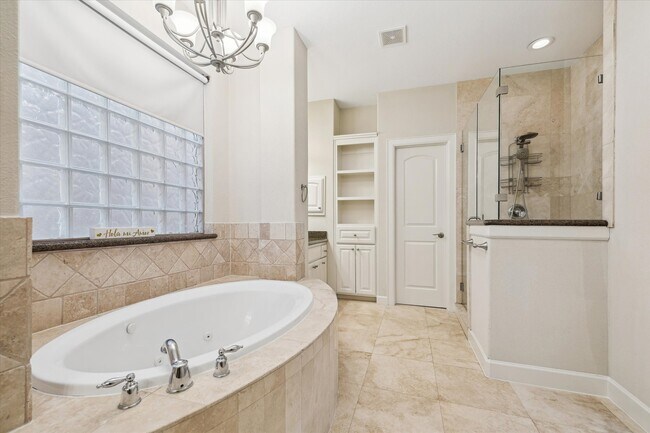 Building Photo - 607 Oakley St