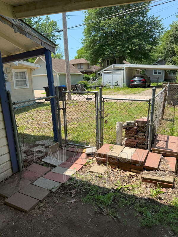 Building Photo - 1267 SW Plass Ave