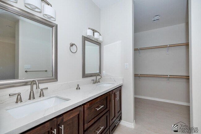 Building Photo - 10688 E 45th St