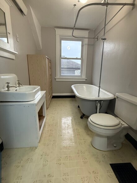 Bathroom - 1201 N 7th Ave E