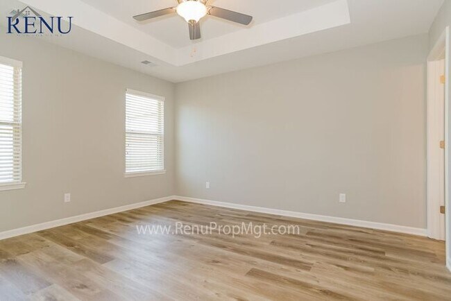 Building Photo - Holiday Special: Free First Month's Rent!!