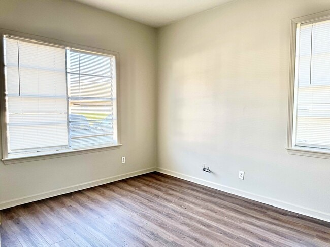 Building Photo - 1606 Myrtle Walk St