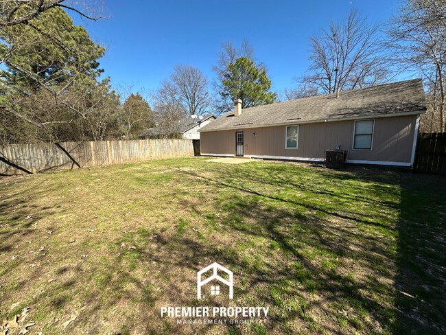 Building Photo - Charming 3BR/2BA Memphis Home w/ Vaulted Ceilings, Fireplace & Fenced Backyard