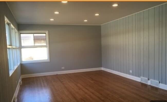 Building Photo - 7425 Lake St