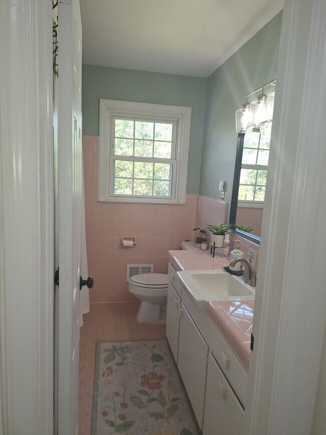 Building Photo - Magnificent Four Bedroom Home - Minutes Aw...