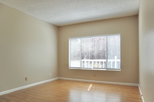 Building Photo - Charming condo in Fremont in a beautiful community – HUGE balcony!