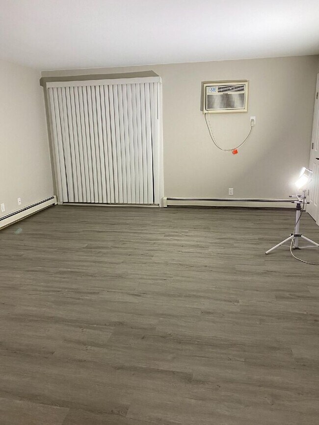 Building Photo - Newly Remodeled 2-Bedroom Apartment in Ore...