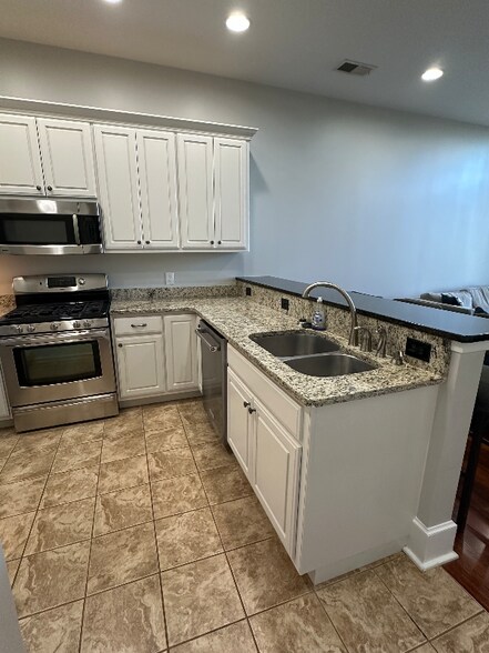 Building Photo - 300 S Gay St