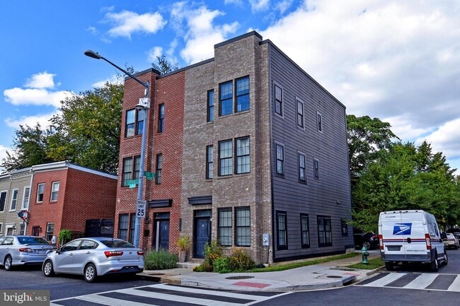 Building Photo - 1540 Levis St NE