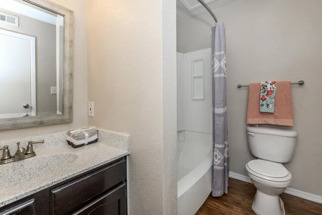 Building Photo - Elegant 2-Bedroom Near I-45 – Pets Welcome!
