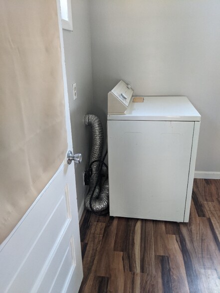 Building Photo - 1077 Davey Ave