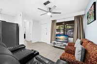 Building Photo - 735 SE 4th Ave