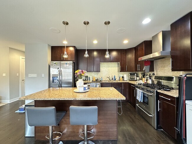 Building Photo - 907 N Damen Ave