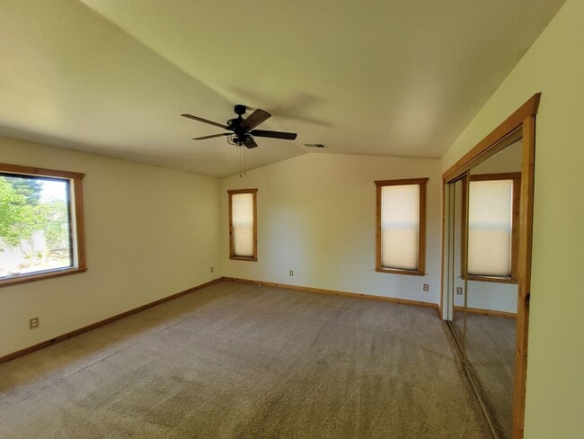 Building Photo - 3 Bedroom House Near Schools and Hiking